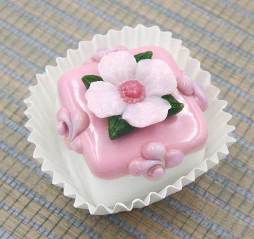 Click to view detail for HG-156 Strawberry/Pink Primrose with Strawberry Petit Four $55